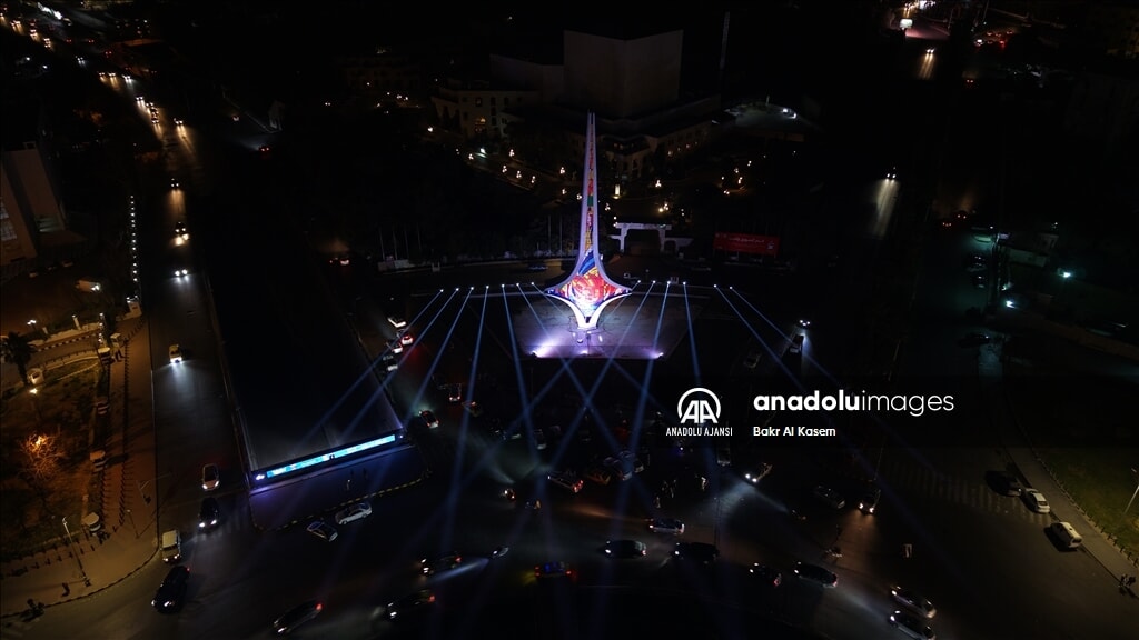 Şam'daki kılıç heykeli restorasyondan sonra LED ışıklarla aydınlatıldı. - 1