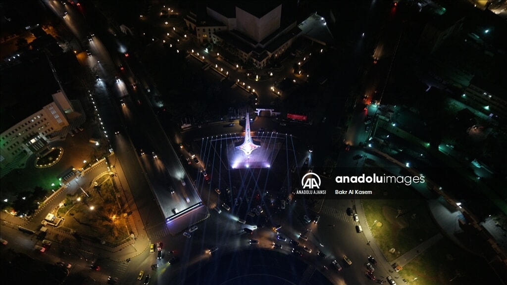 Şam'daki kılıç heykeli restorasyondan sonra LED ışıklarla aydınlatıldı. - 2