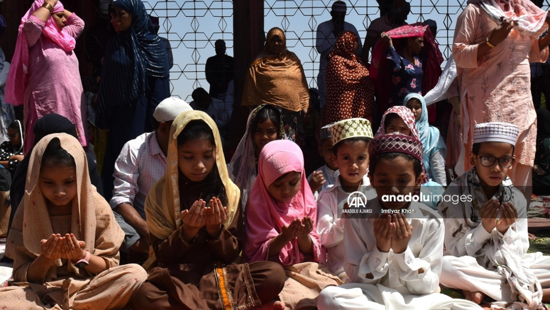 Yeni Delhi'de tarihi an! Ramazan'ın son cuma namazı Jama Mescid'de kılındı - 1