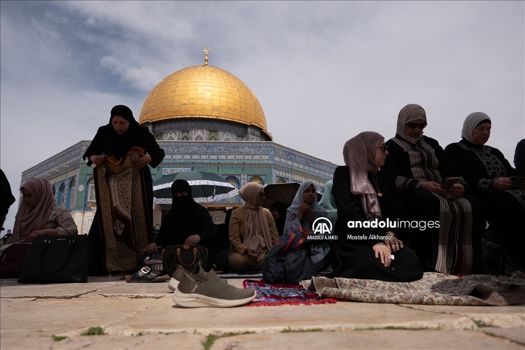 Mescid-i Aksa'da son Cuma Namazı: Binlerce müslüman Kudüs'te bir araya geldi - 1