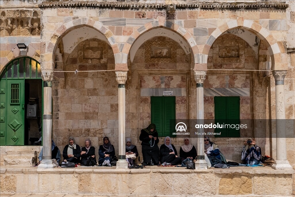 Mescid-i Aksa'da son Cuma Namazı: Binlerce müslüman Kudüs'te bir araya geldi - 2