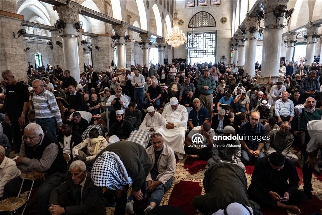 Mescid-i Aksa'da son Cuma Namazı: Binlerce müslüman Kudüs'te bir araya geldi - 3