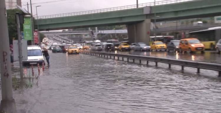 İstanbul'da yağmur sele dönüştü - 1