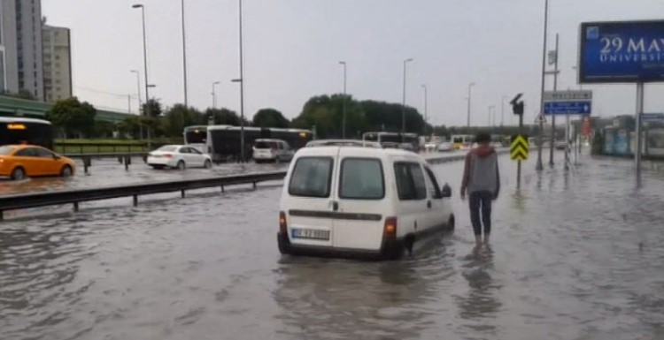 İstanbul'da yağmur sele dönüştü - 2