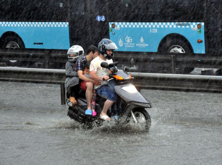 İstanbul'da yağmur sele dönüştü - 14