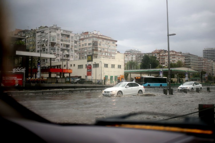 İstanbul'da yağmur sele dönüştü - 5