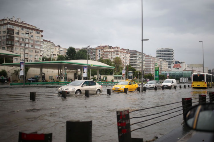 İstanbul'da yağmur sele dönüştü - 10