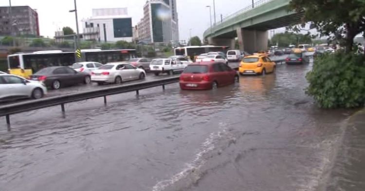 İstanbul'da yağmur sele dönüştü - 11