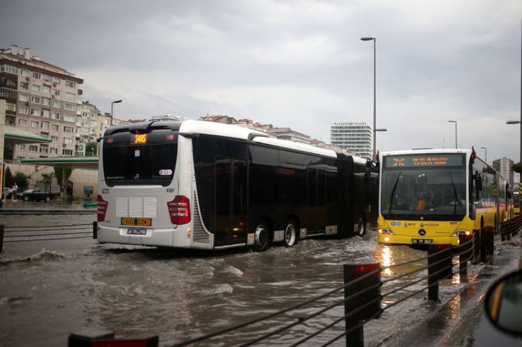 İstanbul'da yağmur sele dönüştü - 12