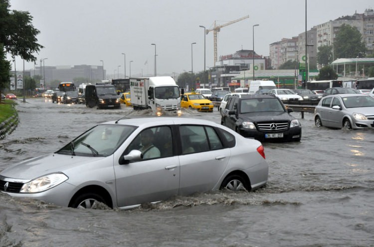 İstanbul'da yağmur sele dönüştü - 13