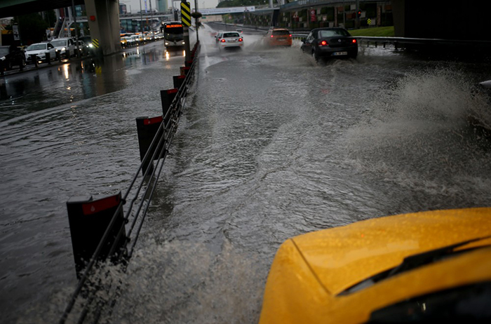 İstanbul'da yağmur sele dönüştü - 17