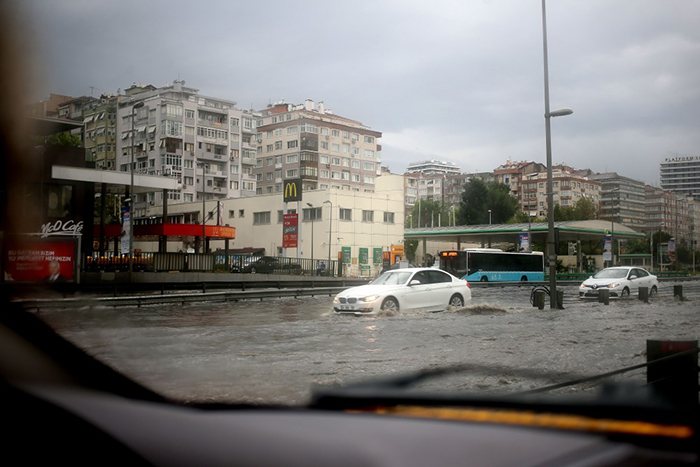 İstanbul'da yağmur sele dönüştü - 16