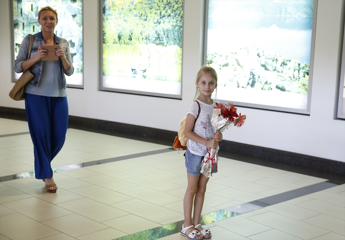 İlk Rus kafilesi çiçeklerle karşılandı - 916