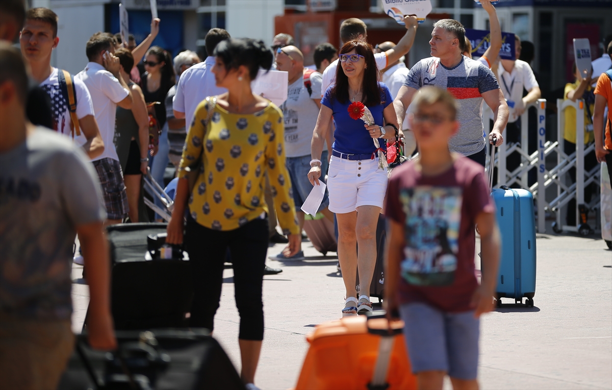 İlk Rus kafilesi çiçeklerle karşılandı - 875