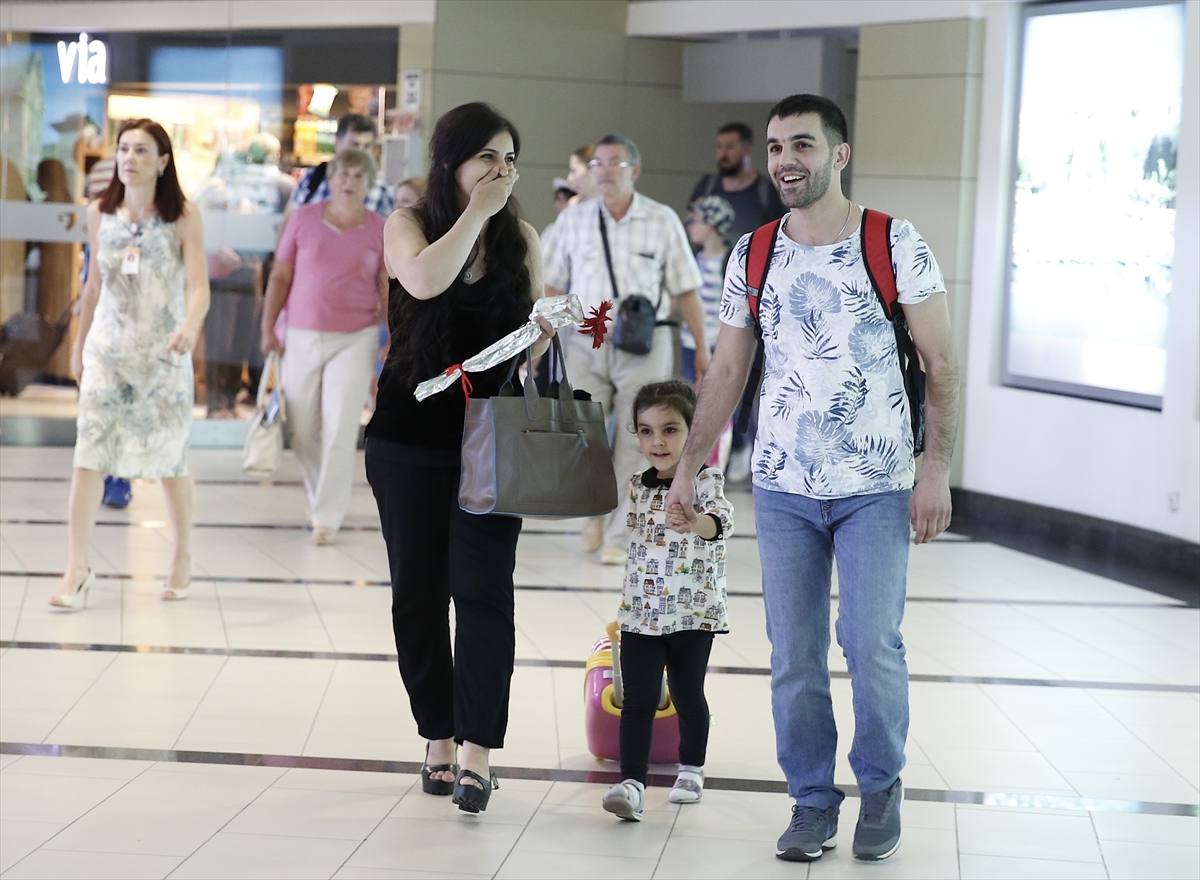 İlk Rus kafilesi çiçeklerle karşılandı - 903