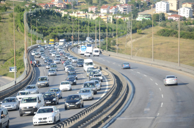 Tatil dönüşleri başladı, trafik yoğun - 3