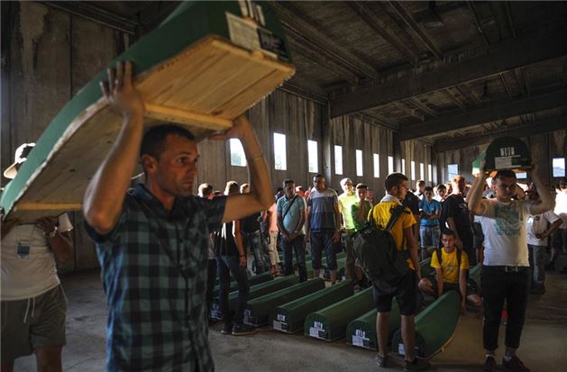 Srebrenitsa katliamının 21. yıldönümü - 27