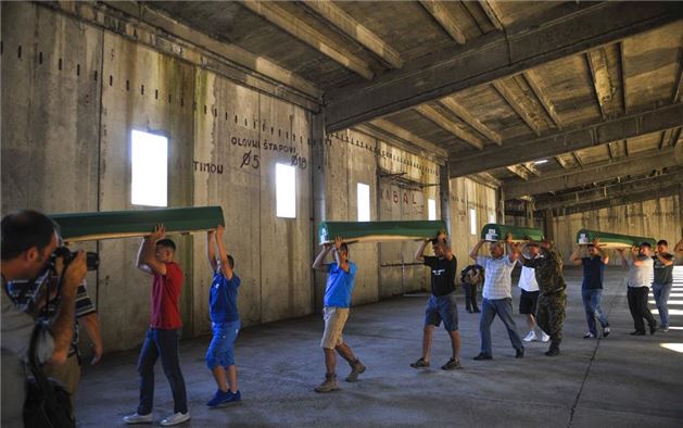 Srebrenitsa katliamının 21. yıldönümü - 23