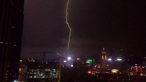 Hong Kong'ta 24 saatte 10 bin şimşek - 646