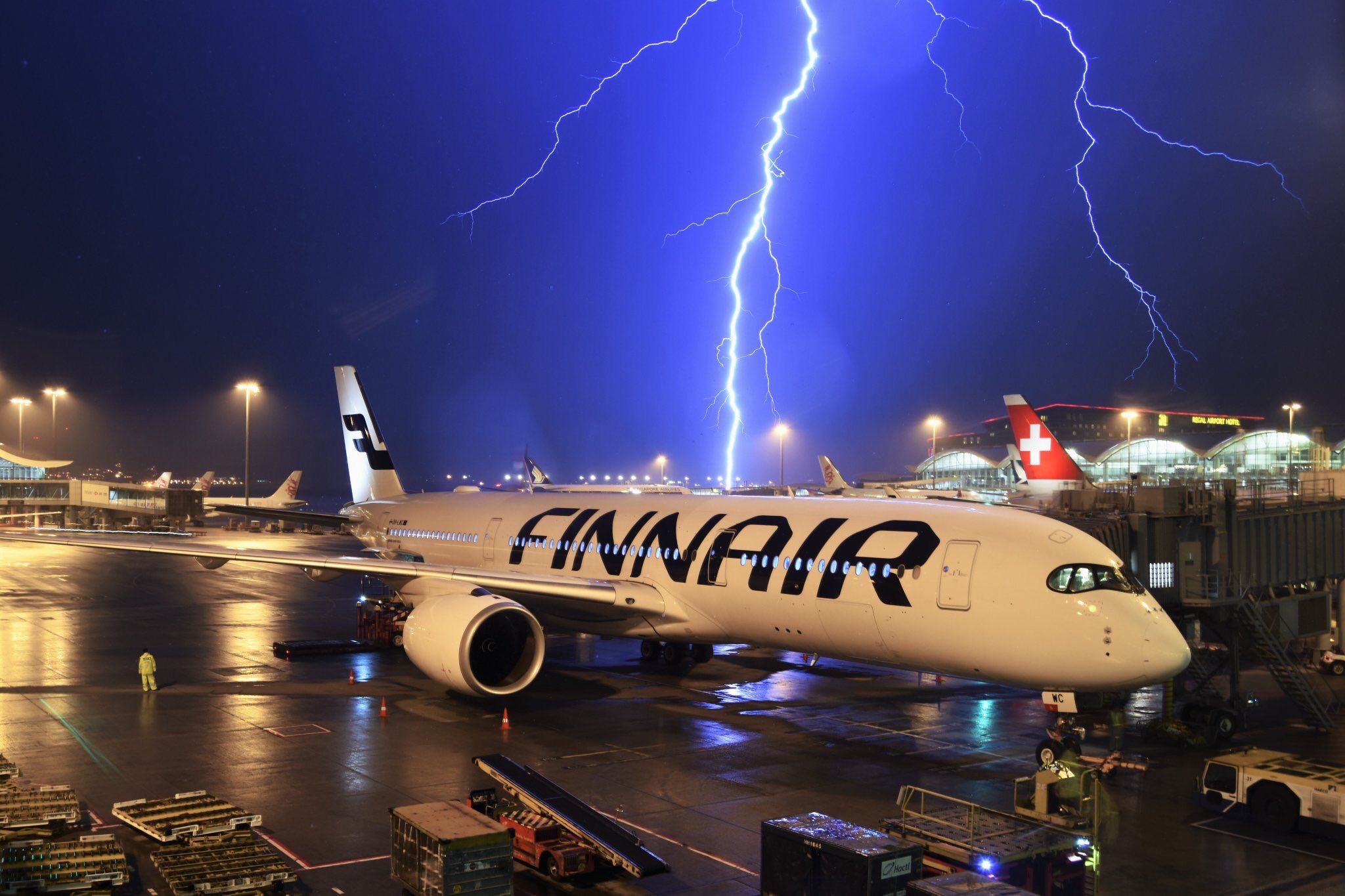 Hong Kong'ta 24 saatte 10 bin şimşek - 883