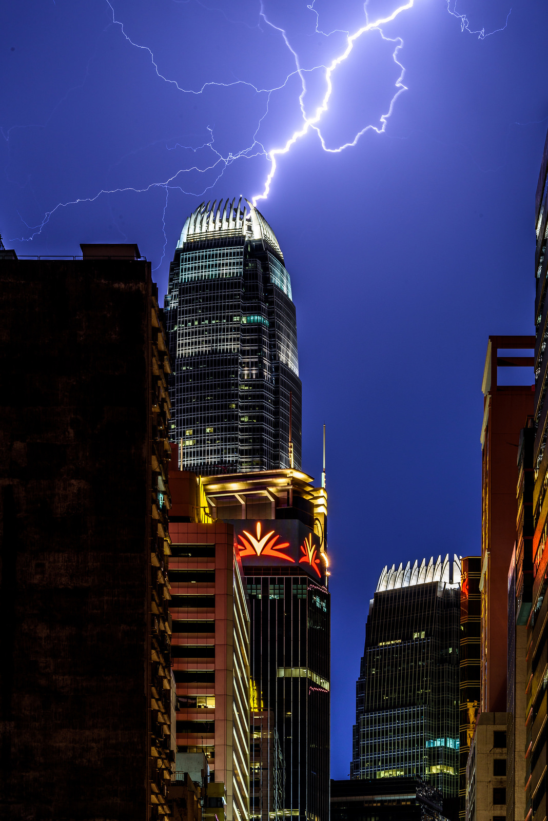 Hong Kong'ta 24 saatte 10 bin şimşek - 818