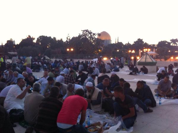Sadakataşı Derneği, Kudüs'te iftar verdi - 1