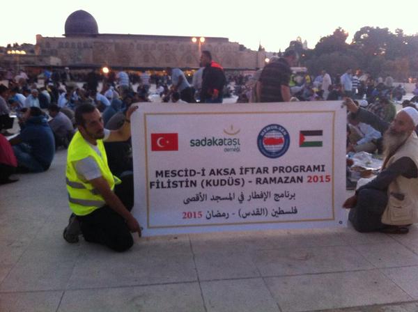 Sadakataşı Derneği, Kudüs'te iftar verdi - 3
