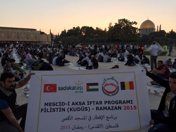 Sadakataşı Derneği, Kudüs'te iftar verdi - 4