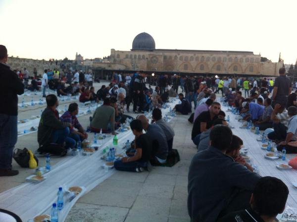 Sadakataşı Derneği, Kudüs'te iftar verdi - 7