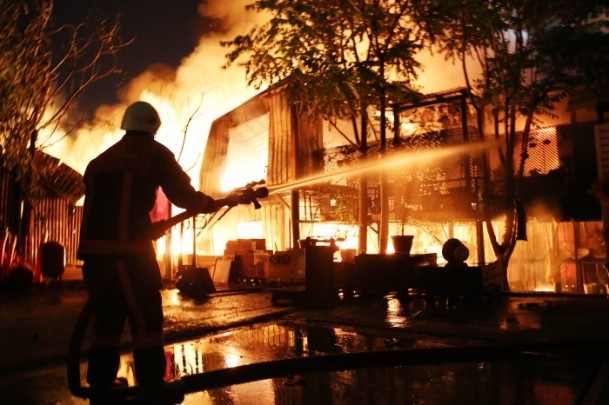 İstanbul'da hurda deposunda yangın - 1