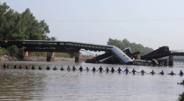 Pakistan'da tren kazası:19 ölü - 4