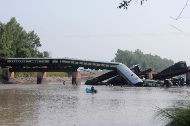 Pakistan'da tren kazası:19 ölü - 7