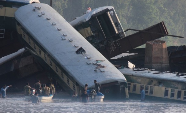 Pakistan'da tren kazası:19 ölü - 2