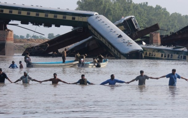 Pakistan'da tren kazası:19 ölü - 3