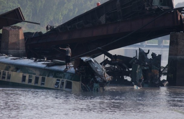 Pakistan'da tren kazası:19 ölü - 5