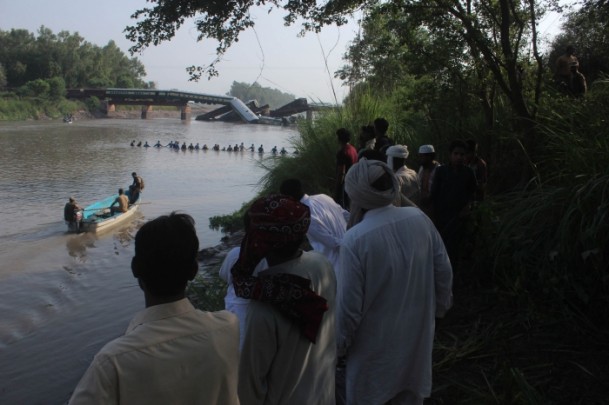Pakistan'da tren kazası:19 ölü - 1