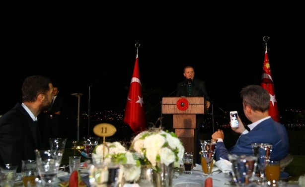 Cumhurbaşkanı Erdoğan ünlü isimlere iftar yemeği verdi - 20