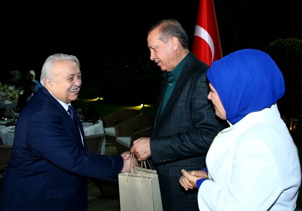 Cumhurbaşkanı Erdoğan ünlü isimlere iftar yemeği verdi - 31