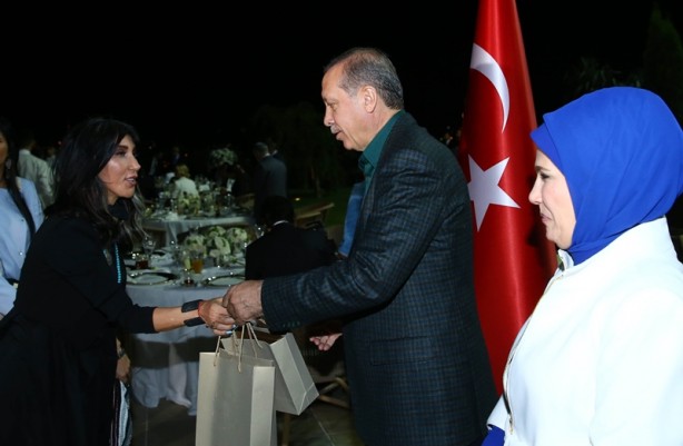 Cumhurbaşkanı Erdoğan ünlü isimlere iftar yemeği verdi - 24