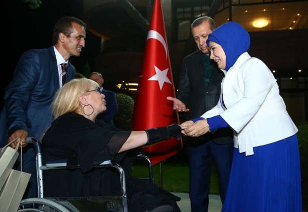 Cumhurbaşkanı Erdoğan ünlü isimlere iftar yemeği verdi - 14