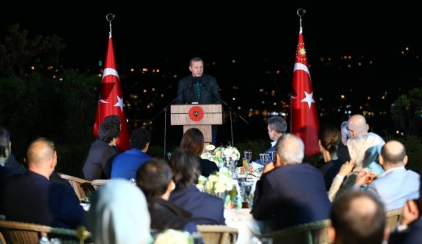 Cumhurbaşkanı Erdoğan ünlü isimlere iftar yemeği verdi - 2