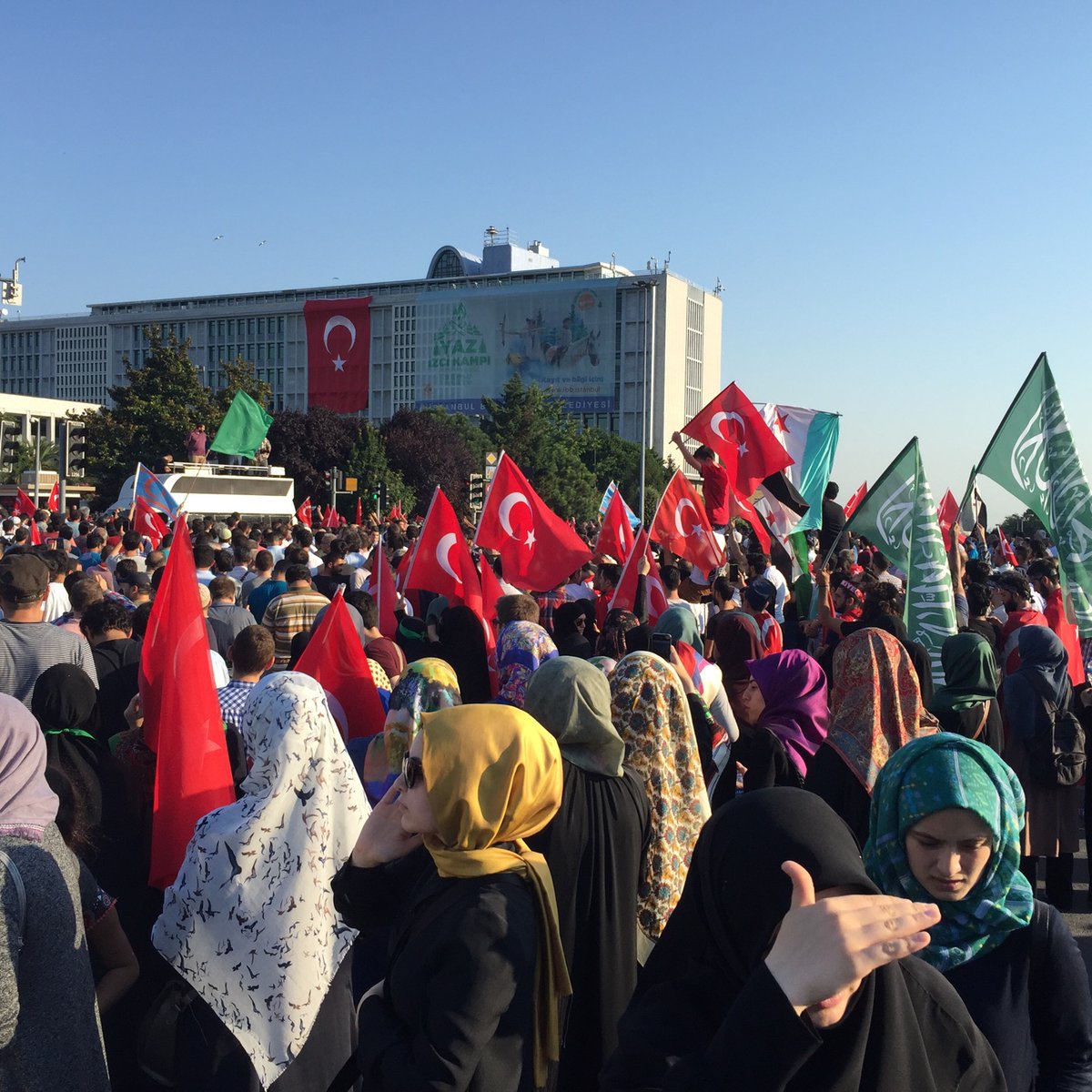 Yüzlerce kişi Saraçhane'deyd! - 2