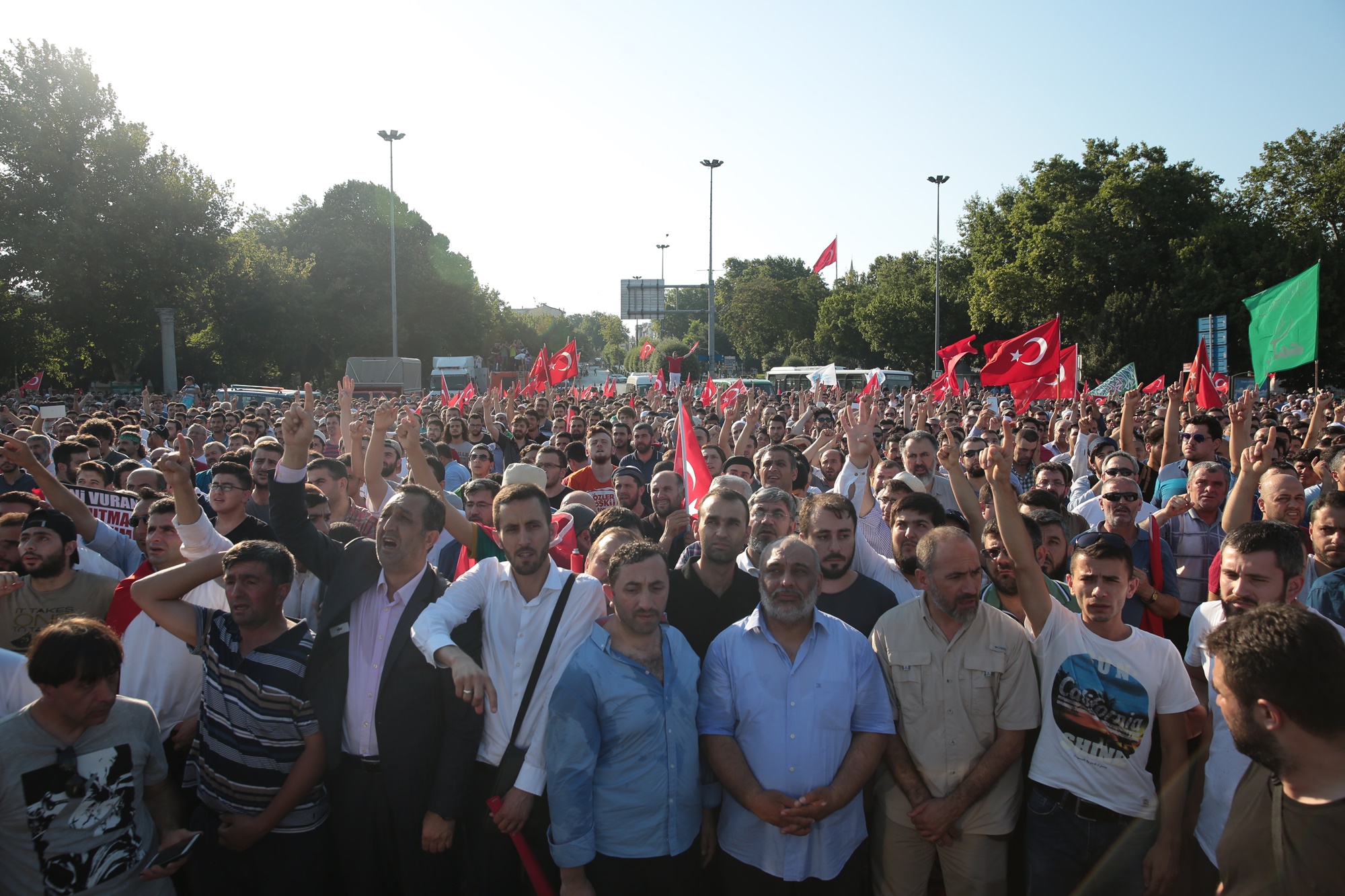 Yüzlerce kişi Saraçhane'deyd! - 518
