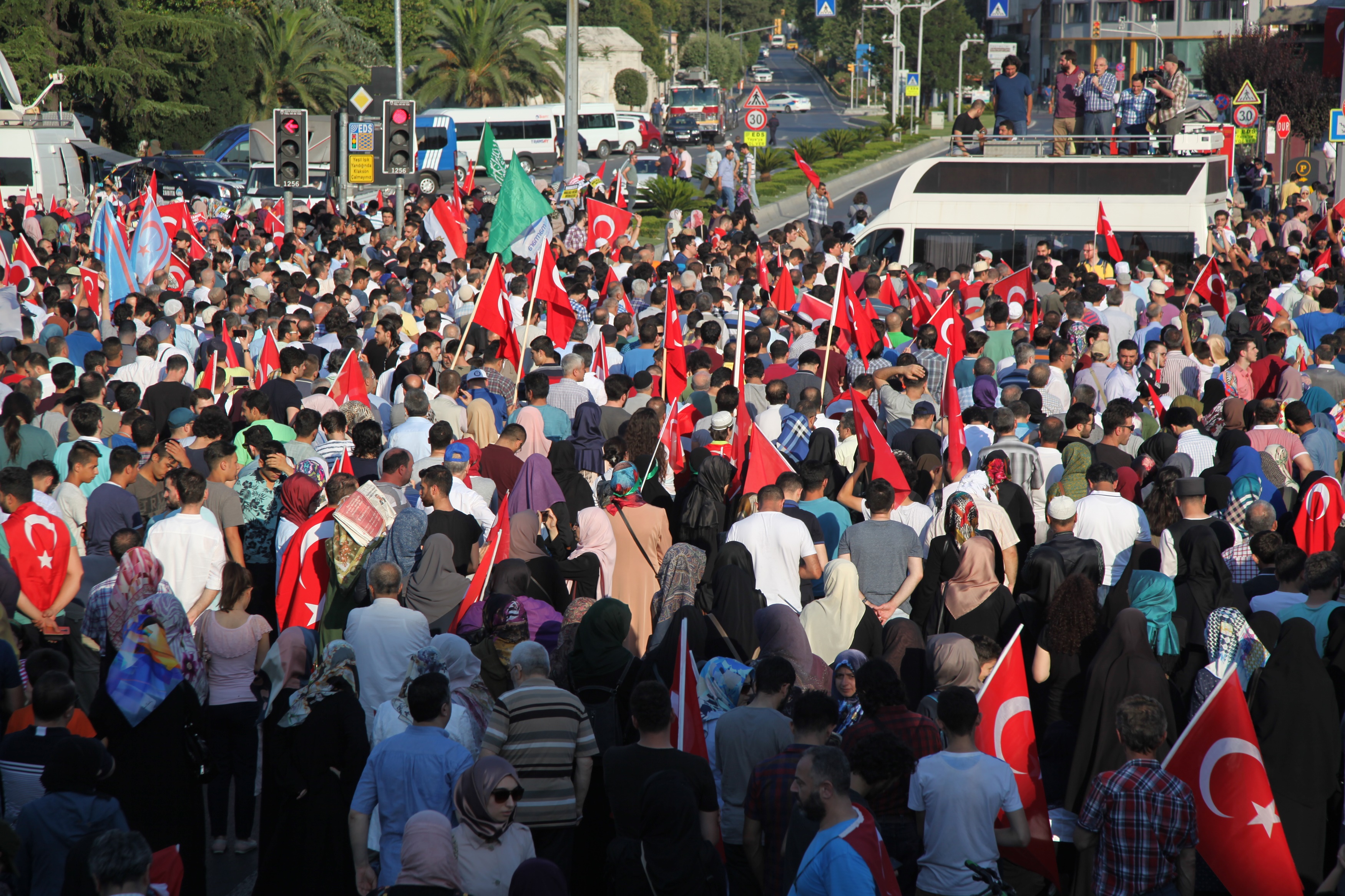 Yüzlerce kişi Saraçhane'deyd! - 644