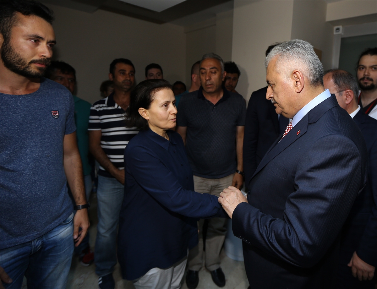 Binali Yıldırım Gazi Hastanesi'nde yaralıları ziyaret etti - 5