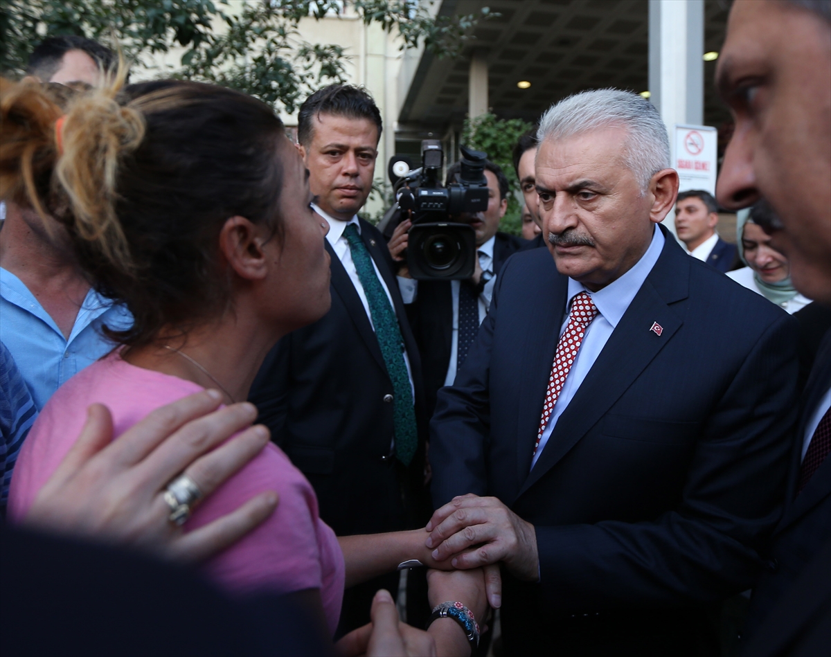 Binali Yıldırım Gazi Hastanesi'nde yaralıları ziyaret etti - 1