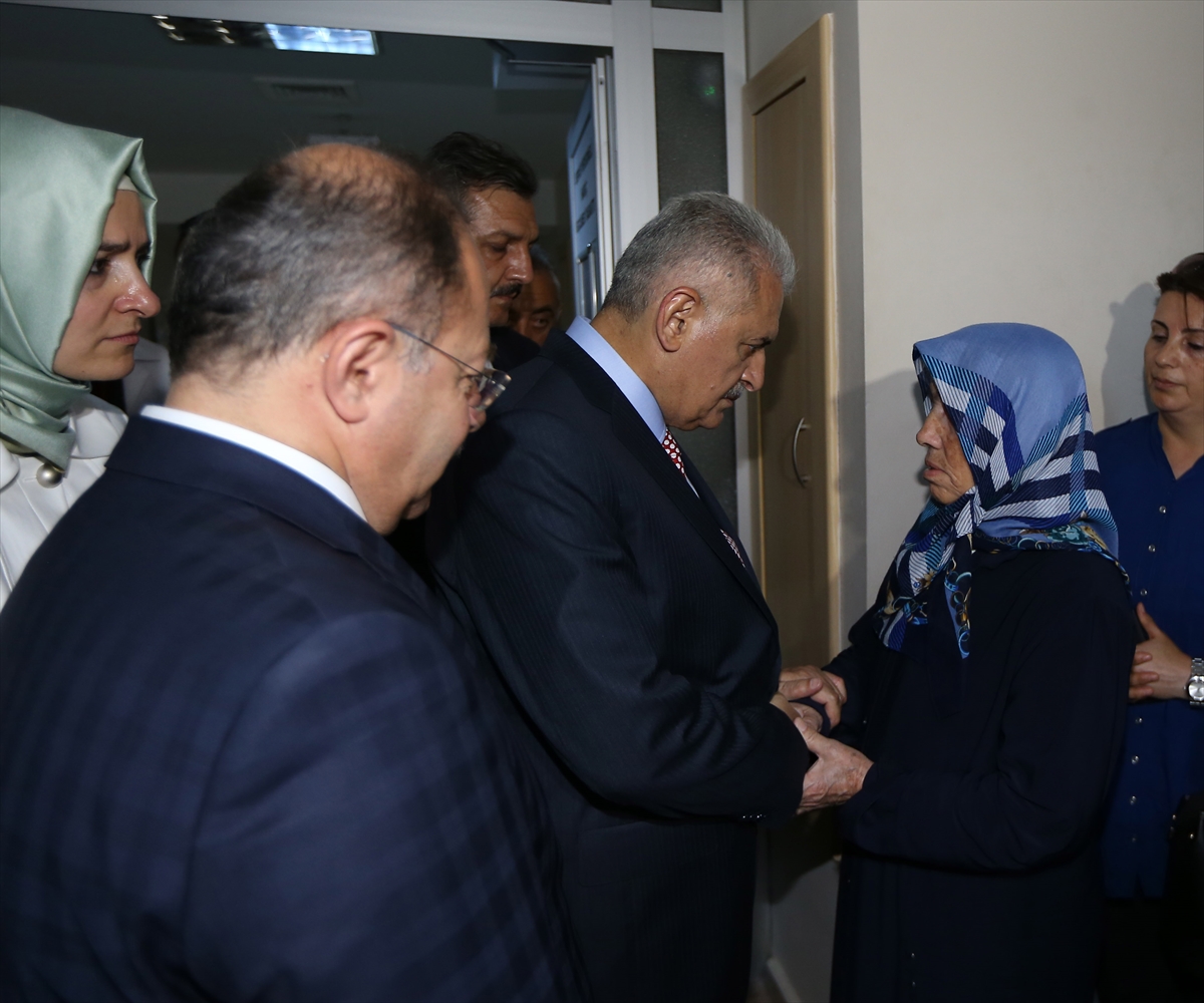 Binali Yıldırım Gazi Hastanesi'nde yaralıları ziyaret etti - 4