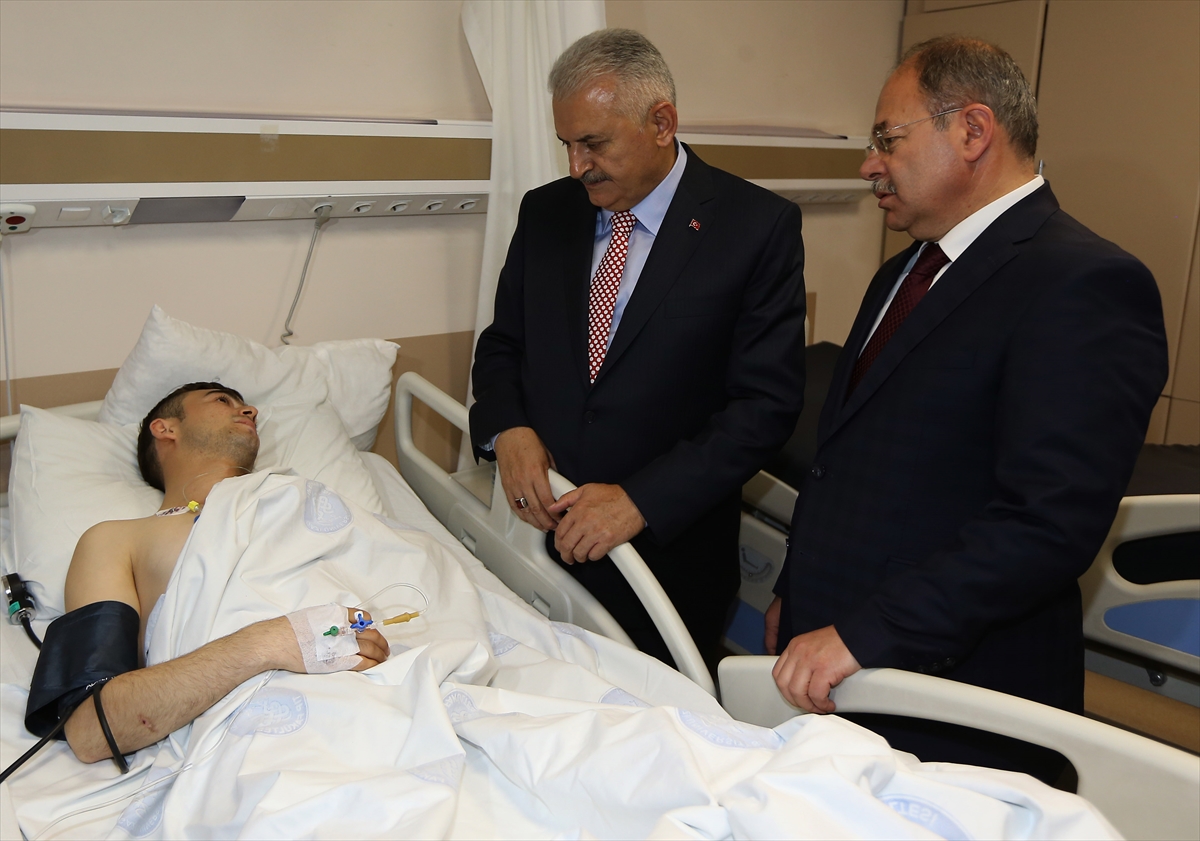Binali Yıldırım Gazi Hastanesi'nde yaralıları ziyaret etti - 3