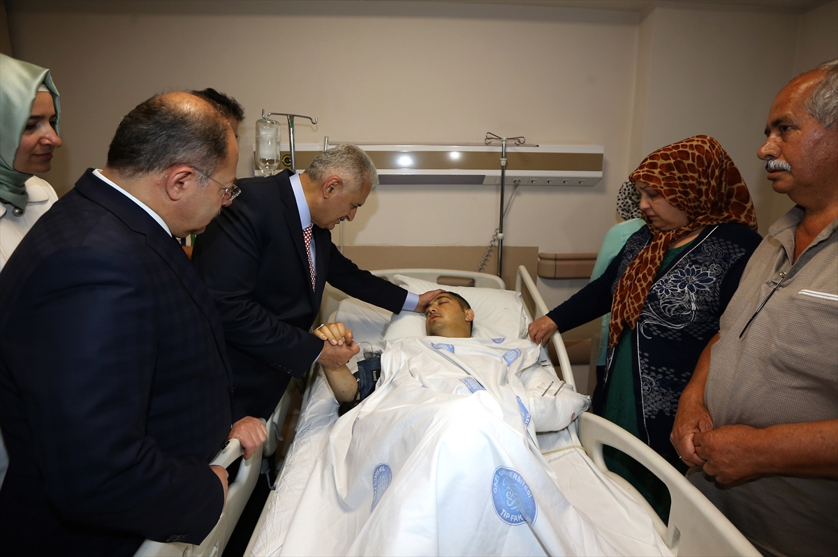 Binali Yıldırım Gazi Hastanesi'nde yaralıları ziyaret etti - 6