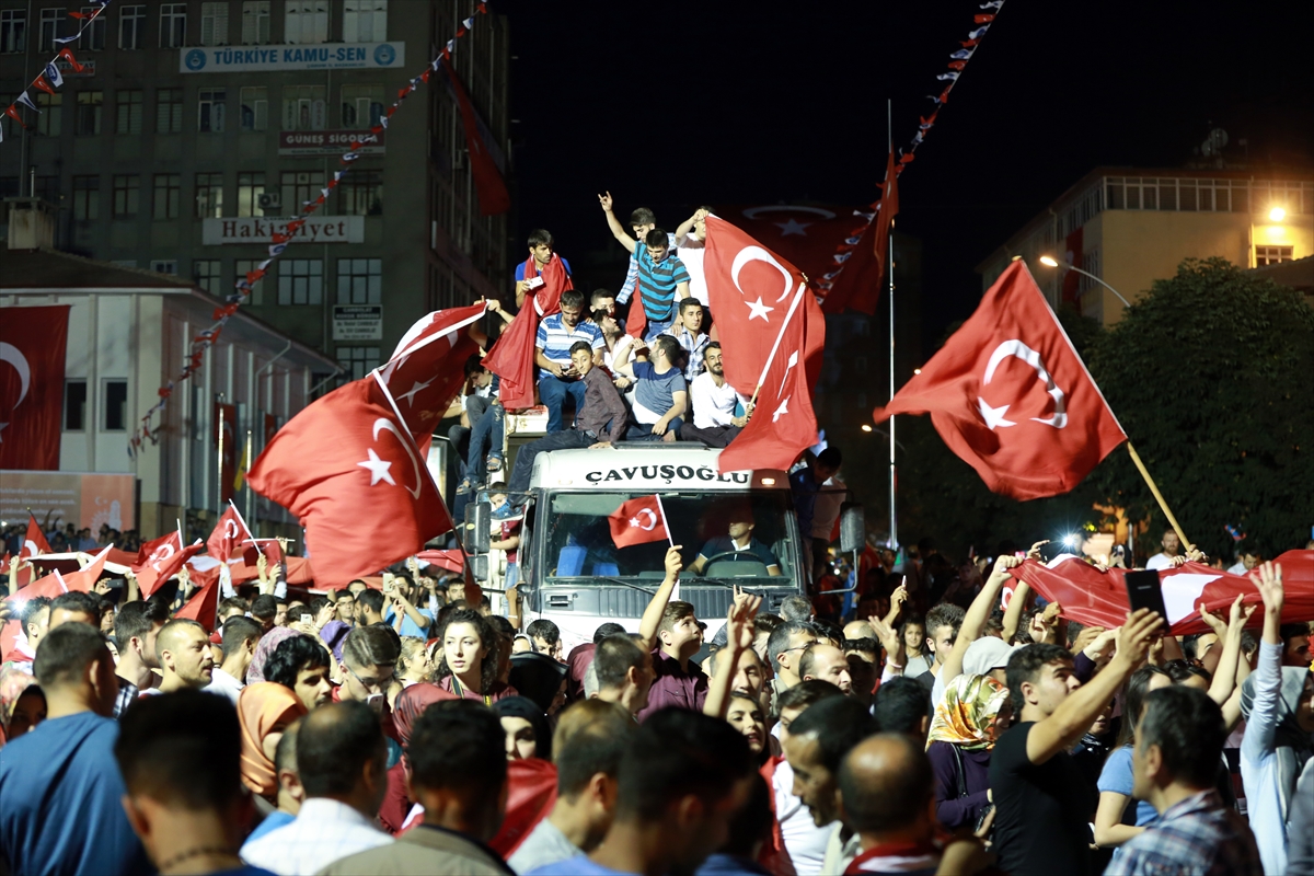 Türkiye'nin dört bir yanında millet sokaklarda! - 18